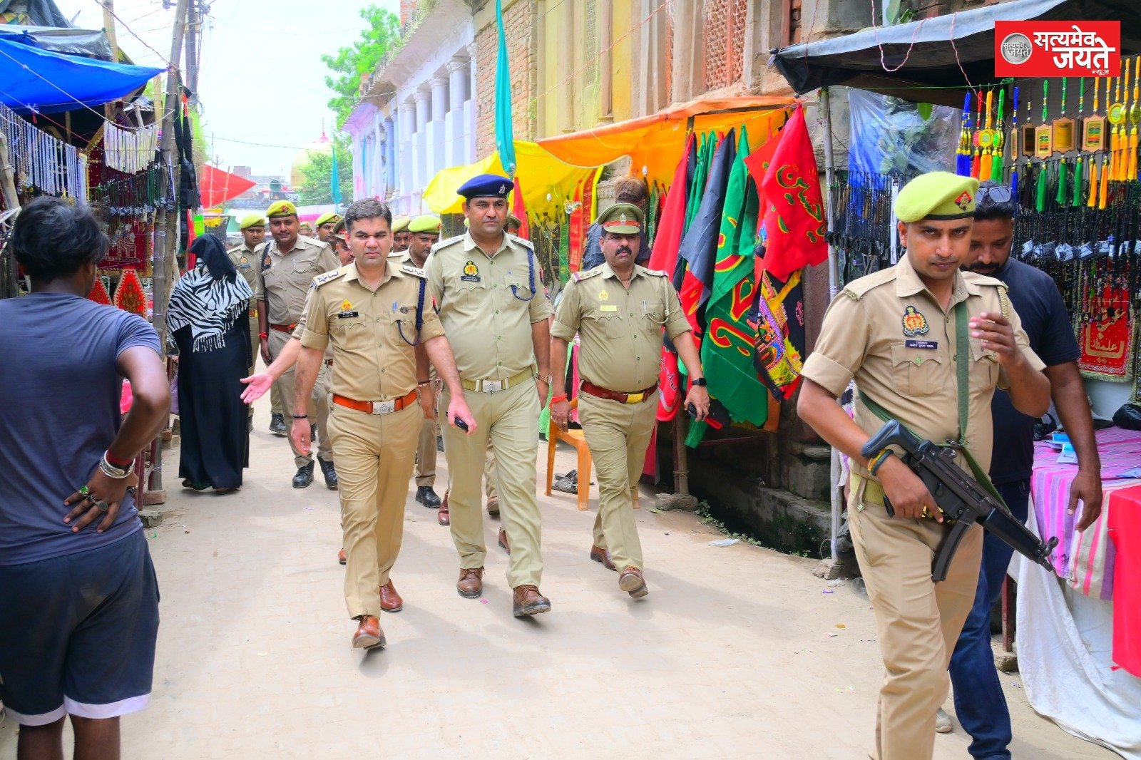 जौनपुर।एस पी ने चेहल्लुम को देखते हुए शहर के क्ई मोहल्लों का किया निरीक्षण