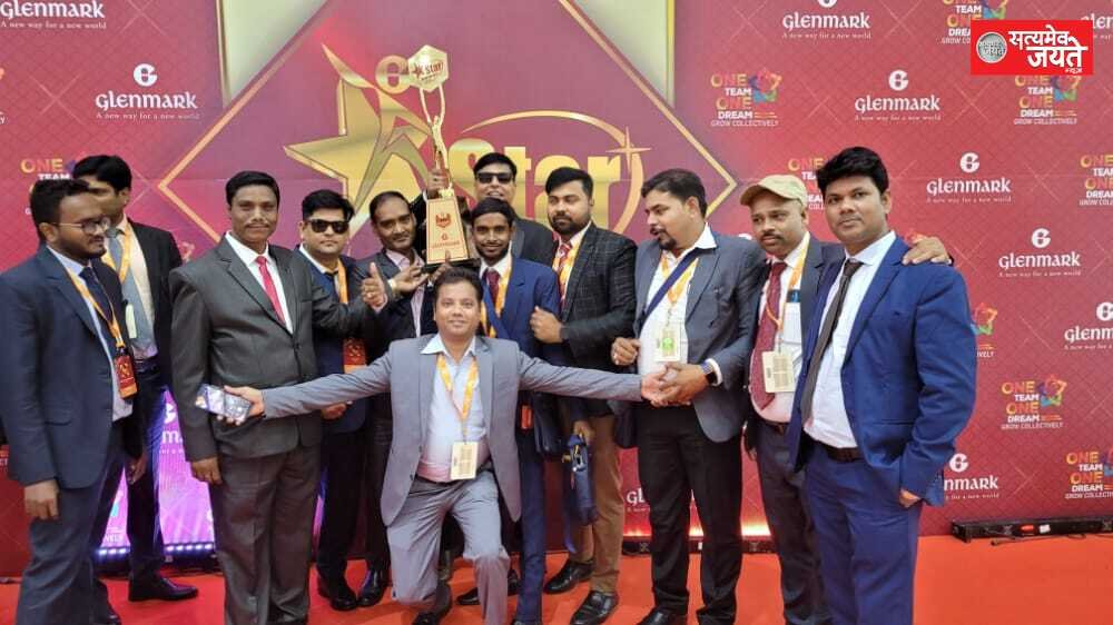 स्टार अवार्ड से अबू धाबी में सम्मानित हुए ग्लेममार्क फार्मा के होनहार.  जौनपुर। खुटहन बिगत वर्षो की भांति इस वर्ष भी स्टार अवार्ड से सम्मानित हुए होनहार।