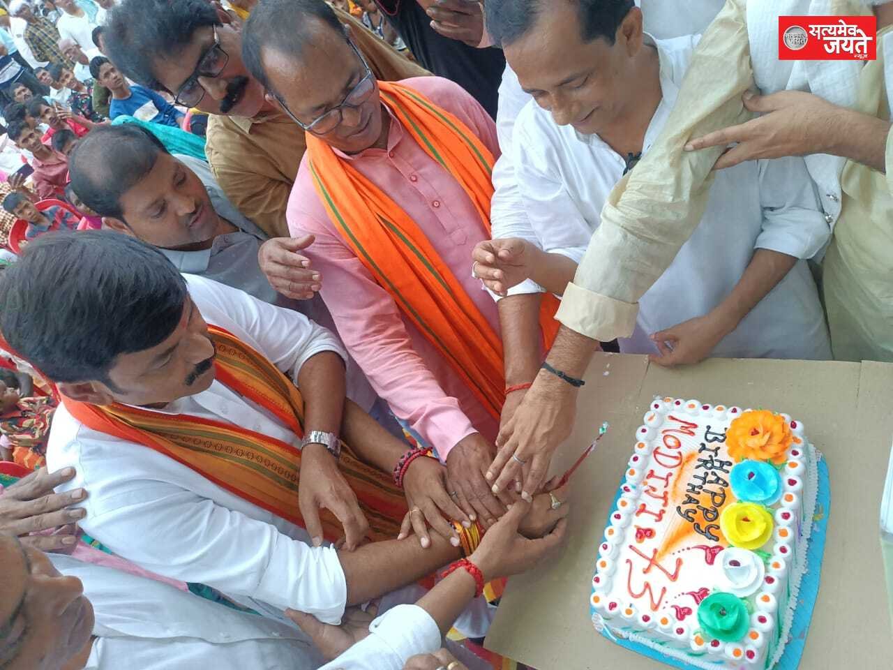 भाजपा नेता पूर्व मंत्री जगदीश सोनकर ने विश्वकर्मा पूजा व प्रधानमंत्री के जन्मदिन पर काटे केक व लगाई चौपाल