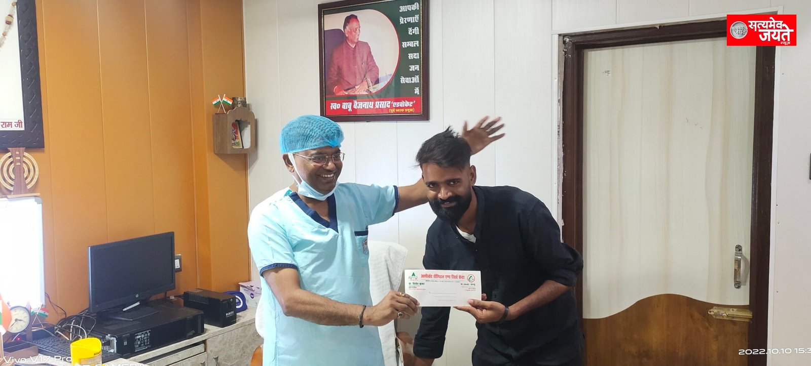 जौनपुर<br>डॉक्टर विनोद कुमार आशिर्वाद हास्पिटल व इग्लिश क्लब के ज्वाइंट सिक्रेटरी ने बैटमिंटन खिलाड़ी दीपक कुमार की खेल किट के लिए की आर्थिक सहायता।