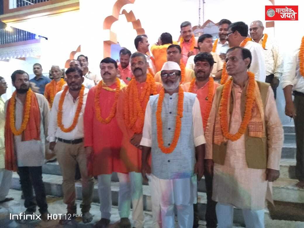 जौनपुर  कलयुग के भक्त ने संपत्ति बेचकर बनवा दी मंदिर