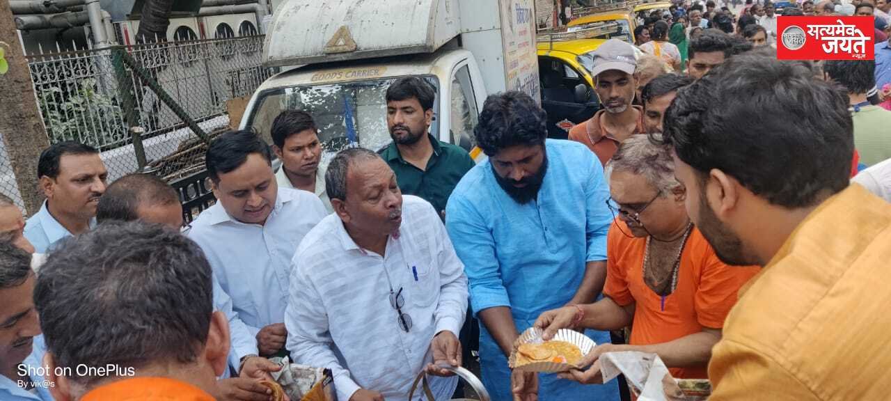 अभिनेता और समाजसेवी पप्पू यादव ने मुंबई के टाटा हास्पिटल में वहां भर्ती परिजनों को भोजन कराया।