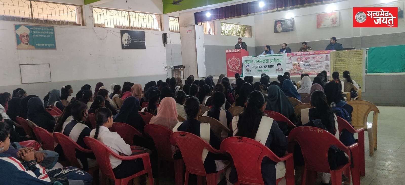 साइबर जागरूकता अभियान के तहत जनपदीय पुलिस द्वारा चौपाल लगाकर छात्र/छात्राओं व आमजन को साइबर क्राइम व उससे बचाव के बताए गए तरीके
