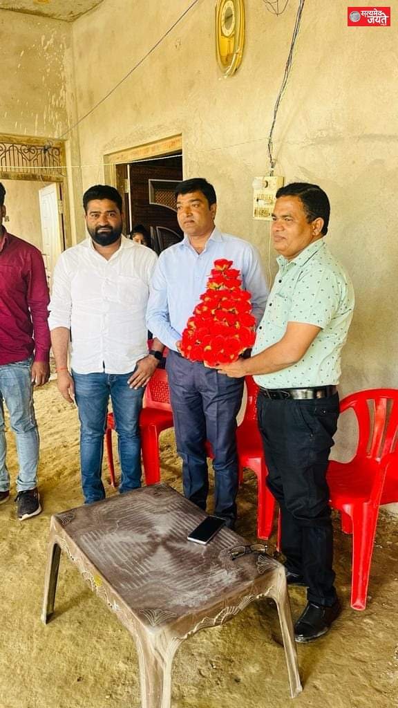 जौनपुर<br>पीसीएस में चयनित हुए अनिल कुमार यादव का घर पहुचने पर अमर बहादुर यादव ने किया बुके देकर किया सम्मान ।