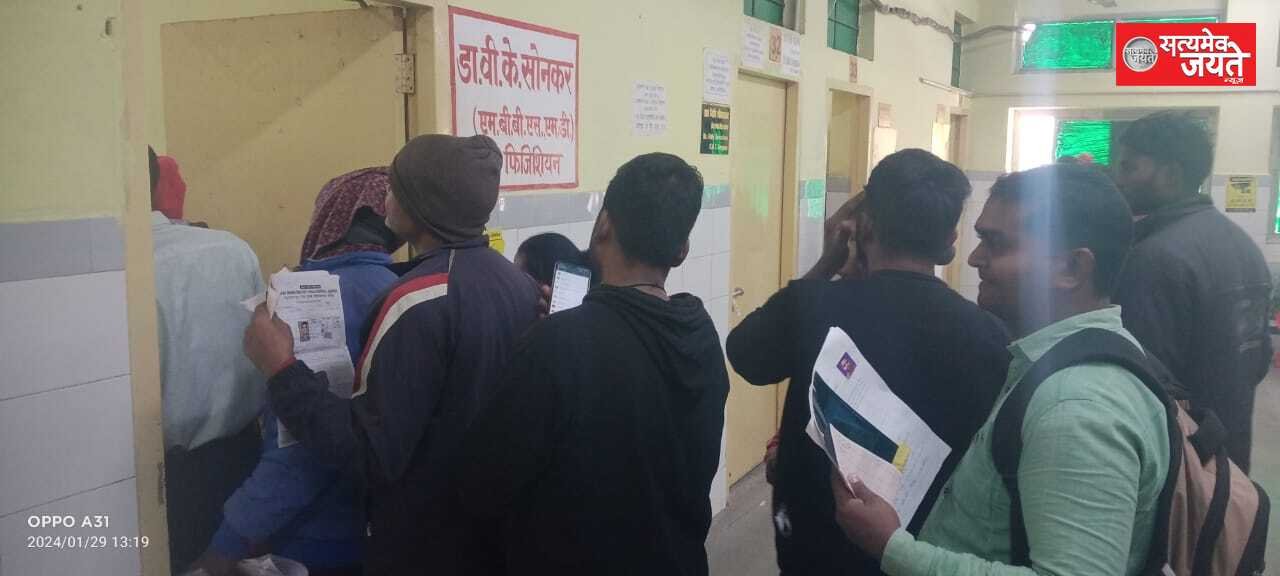 इजराइल जायेंगे भारतीय मजदूर जौनपुर जिला अस्पताल में मेडिकल कराने वाले युवकों की लगी लाइन