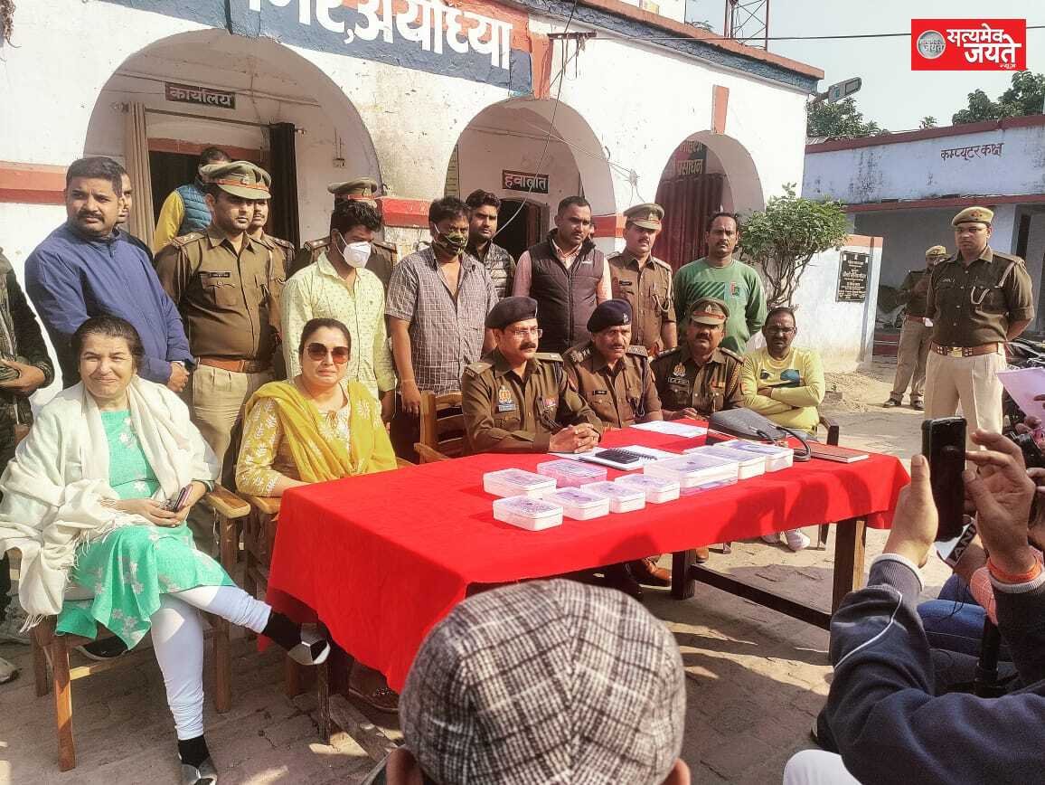 अयोध्या.               भोजपुरी अभिनेत्री आम्रपाली दुबे का चोरी का सामान बरामद दो अभियुक्त गिरफ्तार