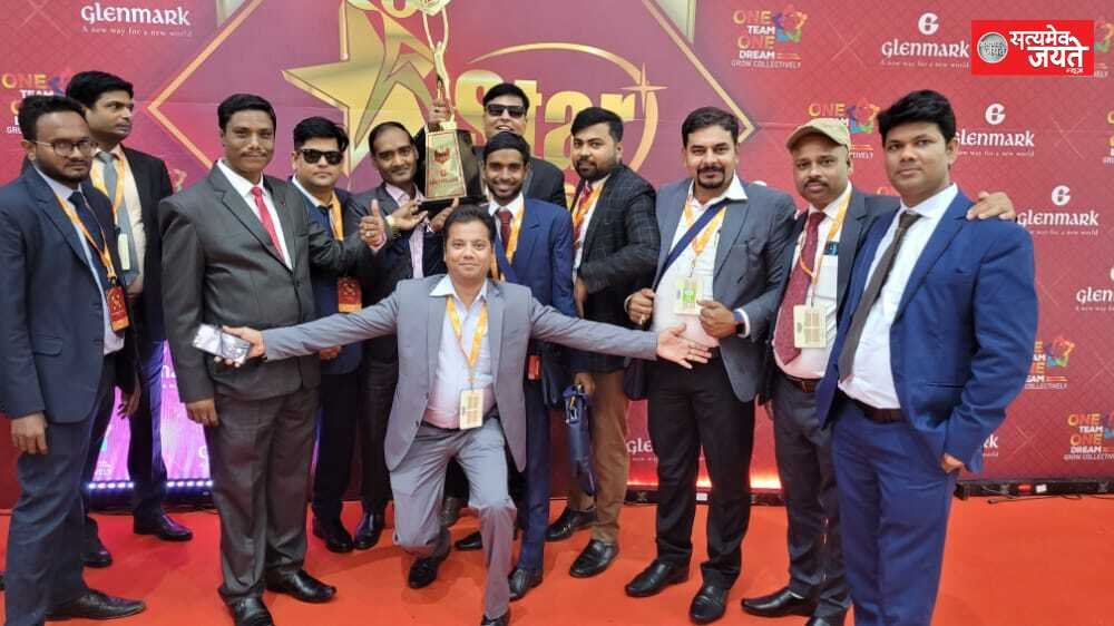 <em>जौनपुर के बेटे को थाईलैंड में मिला सम्मान, स्टार अवार्ड से सम्मानित किये गए आदित्य तिवारी</em>