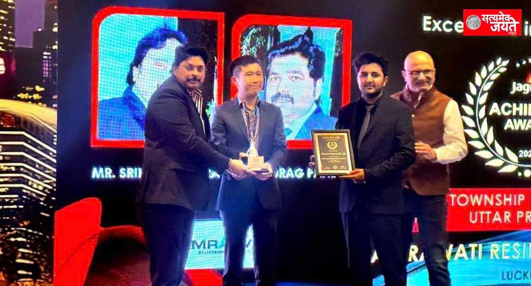 जौनपुर<br>अमरावती ग्रुप के निदेशकों को सिंगापुर में किया गया सम्मानित<br>सर्वश्रेष्ठ रियल एस्टेटरणनीतिकार और योजनाकार सम्मान से सम्मानित