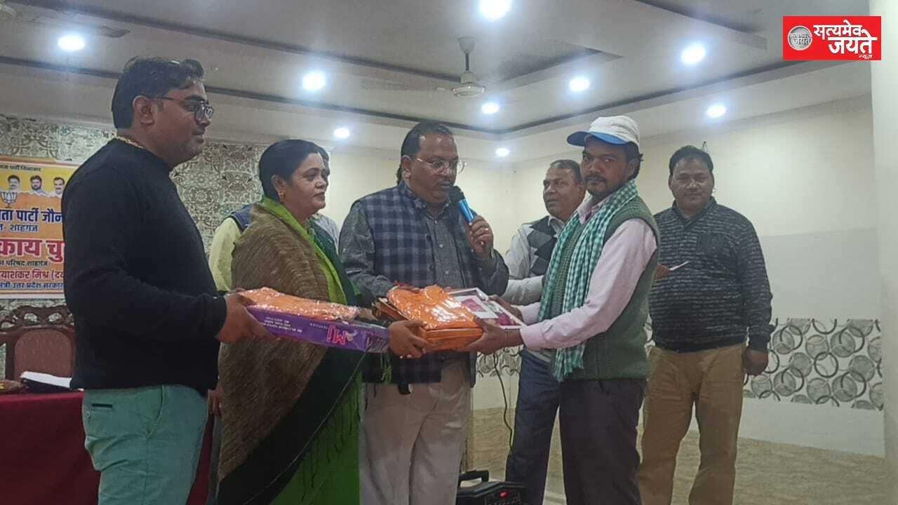 जौनपुर शाहगंज नगर पालिका अध्यक्ष गीता जायसवाल ने 5 साल पूरे होने पर कर्मचारियों को उपहार में दिया अंग वस्त्र