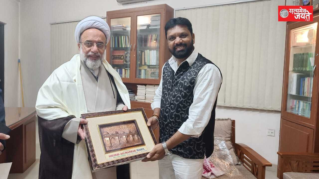 जौनपुर वासियों की तरफ से अयातुल्लाह शेख मेहंदी मेहंदवीपुर को अंग वस्त्र एवं स्मृति चिन्ह भेंट किया गया,,,,