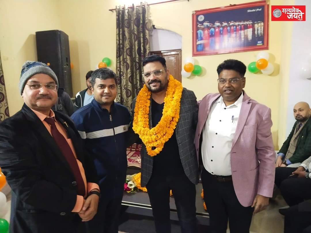 जौनपुर क्लब के सभागार में डाक्टर हरेंद्रदेव सिह का हुआ सम्मान समारोह