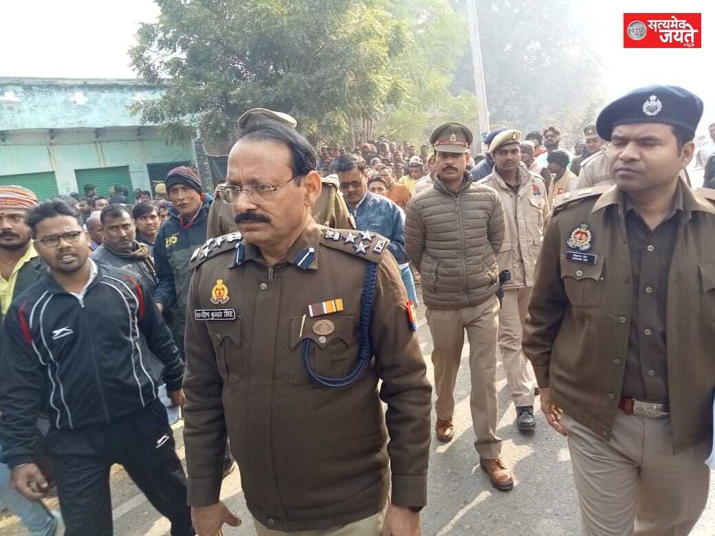 वाराणसी       राजातालाब में सनसनीखेज वारदात, एक ही परिवार के तीन लोगों को मौत के घाट उतारा*