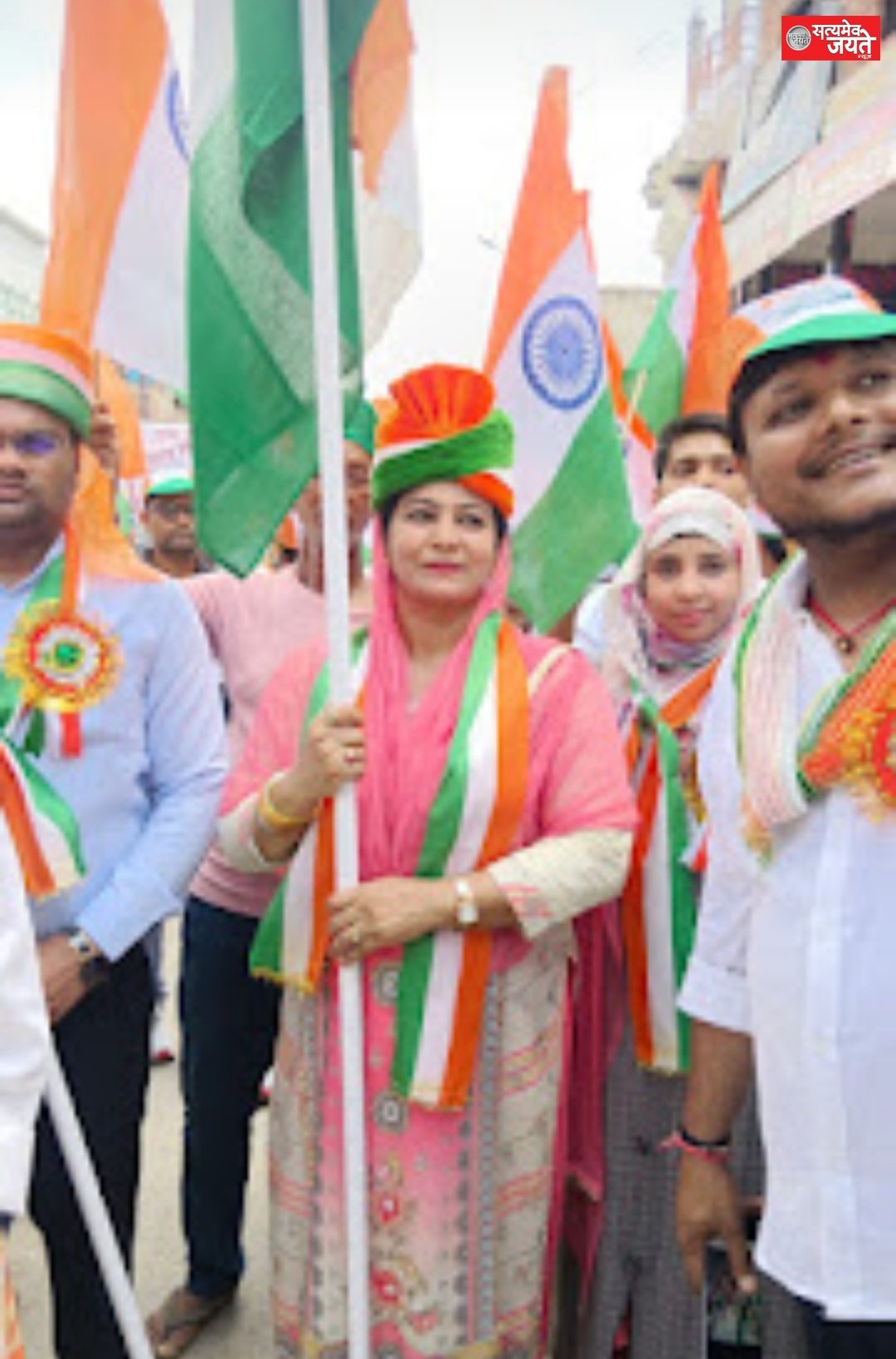 मडियाहूं नगर पंचायत अध्यक्ष रूकसाना कमाल फारूकी कार्यालय पर किया झंडारोहण विविध कार्यक्रमों मे हुई शामिल