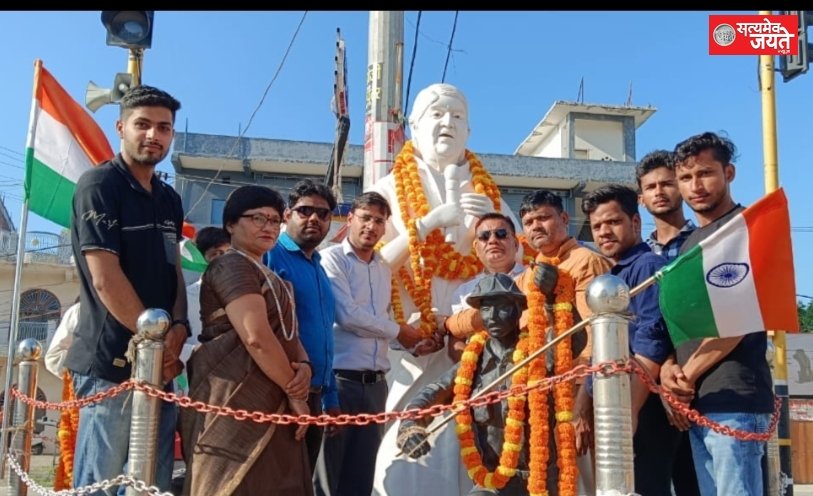 मोहम्मद हसन कालेज परिवार द्वारा लता मंगेशकर तिराहे पर जयंती के अवसर पर भावपूर्ण श्रद्धांजलि दी गयी