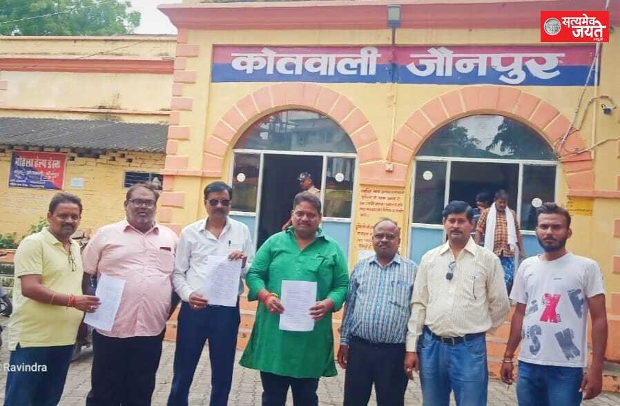 फ़िल्म अभिनेता अजय देवगन समेत कई फिल्मी हस्तियों के खिलाफ मुकदमा दर्ज कराने के लिए पड़ी तहरीर
