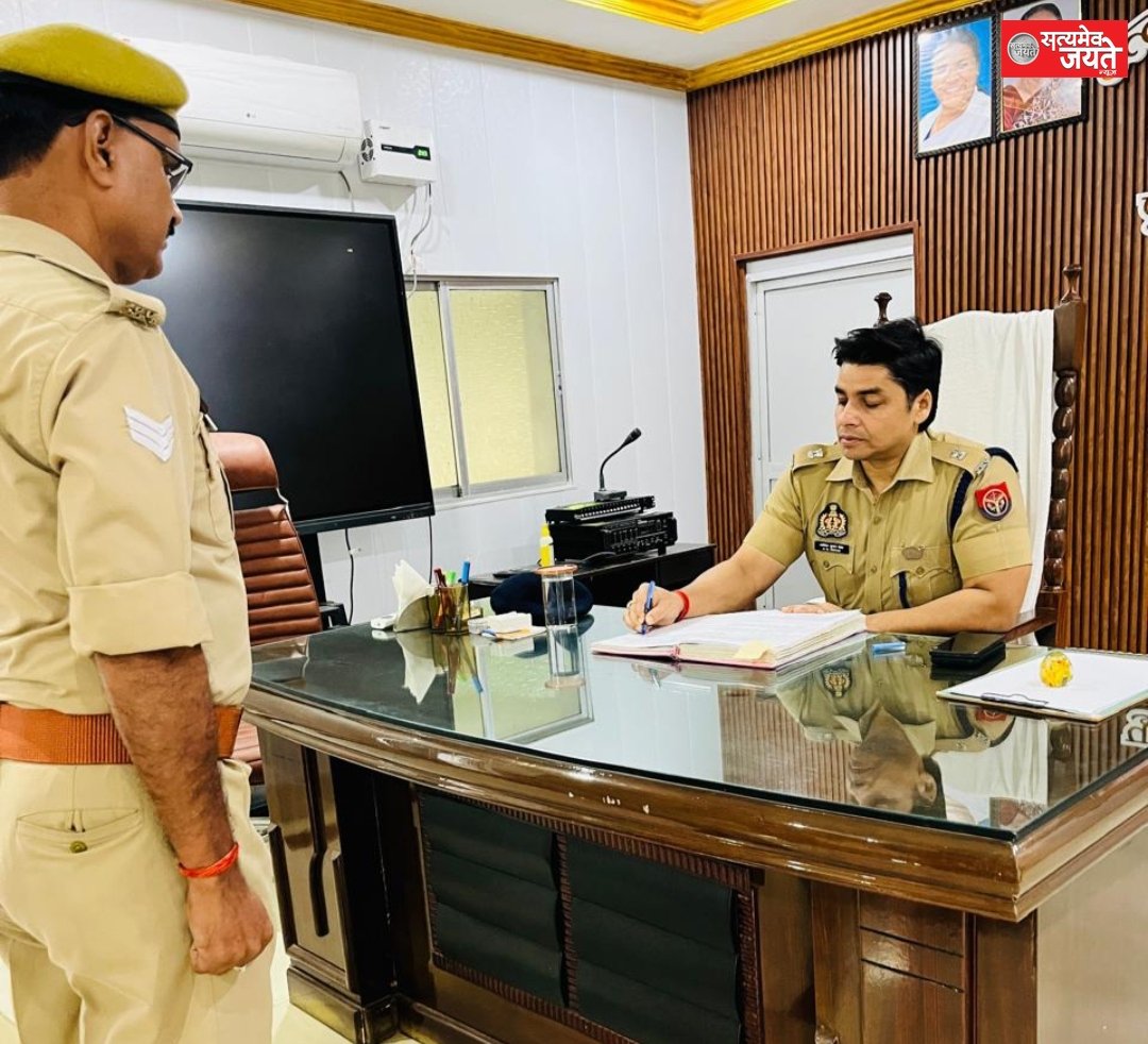 पुलिस लाइन परेड मैदान मे एस पी ग्रामीण ने परेड की ली सलामी व पुलिस लाइन का किया निरीक्षण