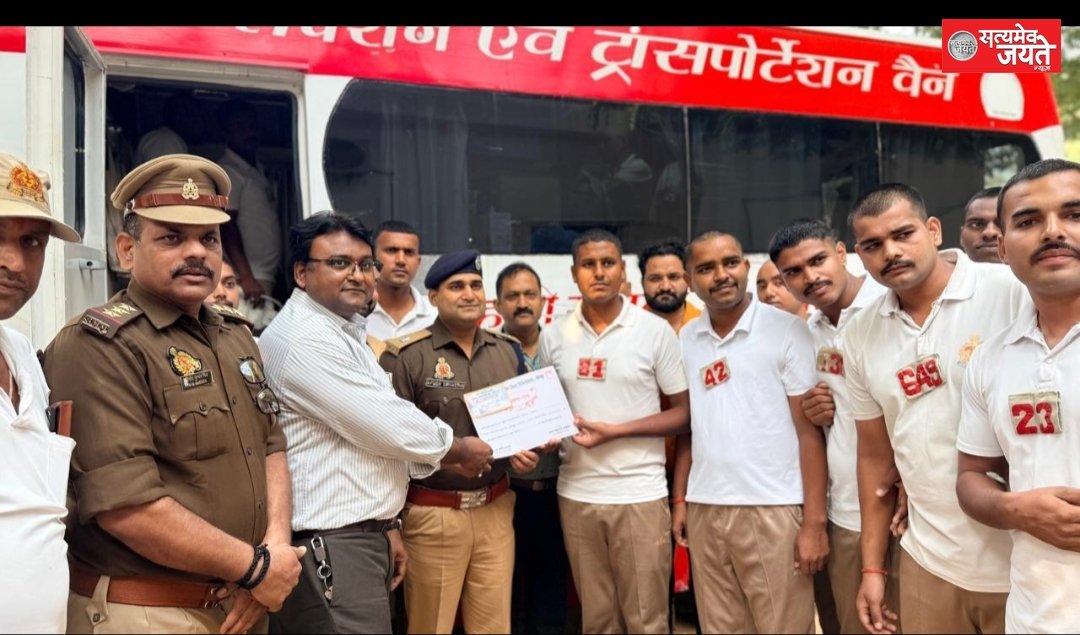 रिजर्व पुलिस लाइन जौनपुर में स्वैच्छिक रक्तदान शिविर का आयोजन, अपर पुलिस अधीक्षक नगर की उपस्थिति में पुलिस कर्मियों ने किया रक्तदान