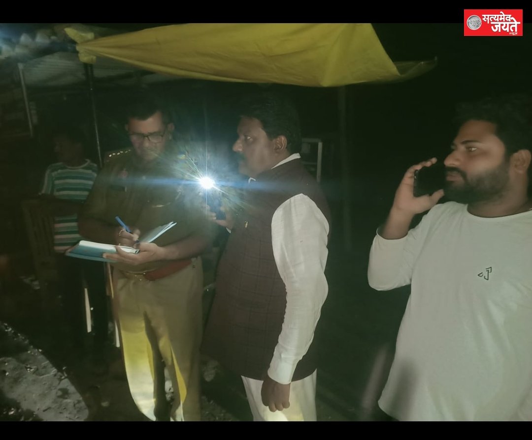 बीती रात दीवानी कोर्ट परिसर मे बने अधिवक्ता चैम्बर मे लगी आग फायर ब्रिगेड ने बुझाई आग