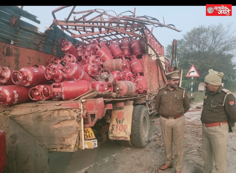 इंडेन गैस से भरी ट्रक का हुआ एक्सीडेंट सिलेंडरो मे से होने लगा गैस रिसाव सूचना पर फायर अधिकारी नागेंद्र प्रसाद द्विवेदी टीम के साथ मौके पर पहुचे रिसाव को कराया बंद