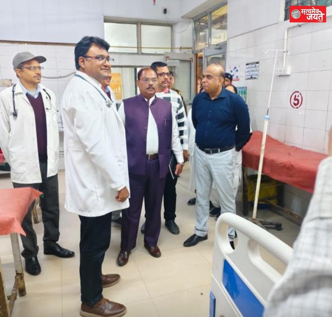 कायाकल्प की टीम ने जिला अस्पताल का किया निरीक्षण डाक्टर सैफ खान ने टीम को जिला अस्पताल मे सुविधाओ की एक एक जानकारी बताया